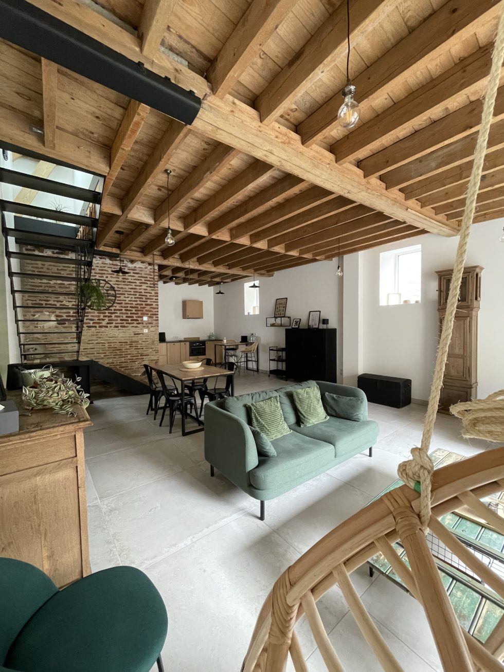 Maison d’hôtes La Grange – Coin salon avec fauteuil suspendu – Bruyeres et montberault