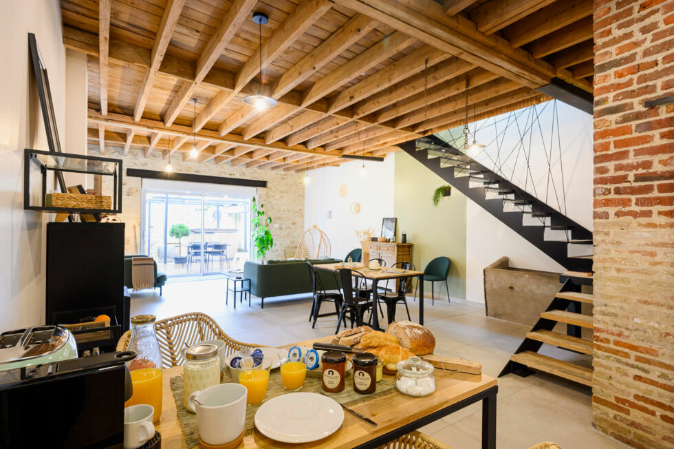 Maison d’hôtes La Grange – Vue depuis la cuisine sur la pièce de vie de la maison – Bruyeres et montberault