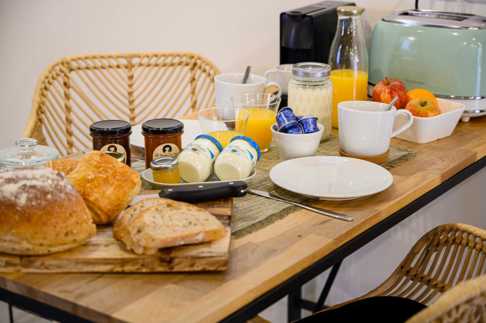 Maison d’hôtes La Grange – Coin petit déjeuner en option – Bruyeres et montberault
