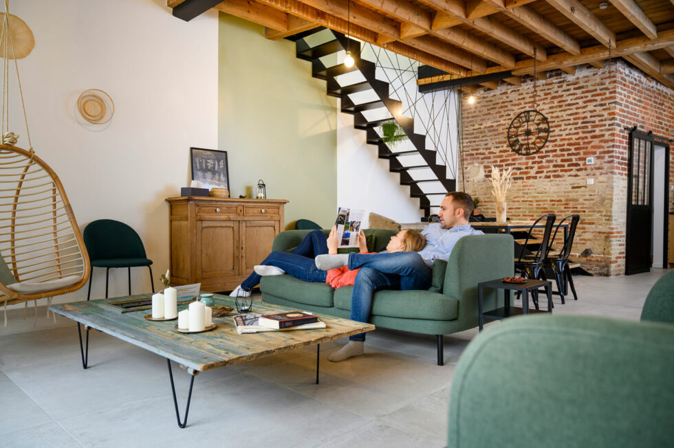 Maison d’hôtes La Grange – Lecture dans l'espace salon – Bruyeres et montberault