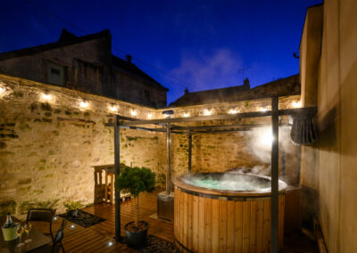 Maison d'hôtes La Grange - Terrasse avec jacuzzi - Bruyeres et montberault