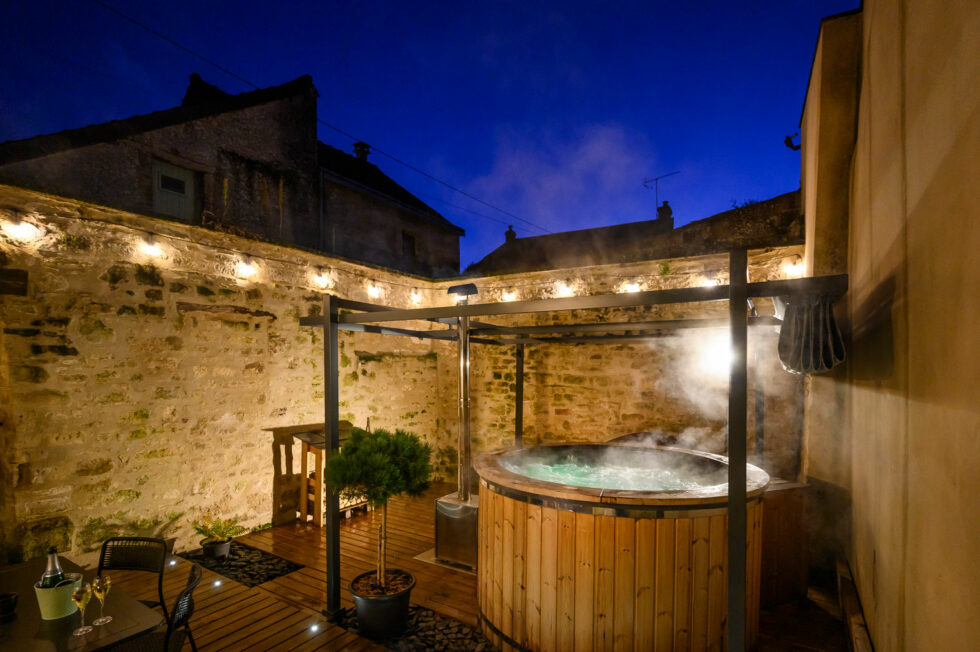 Maison d'hôtes La Grange - Terrasse avec jacuzzi - Bruyeres et montberault